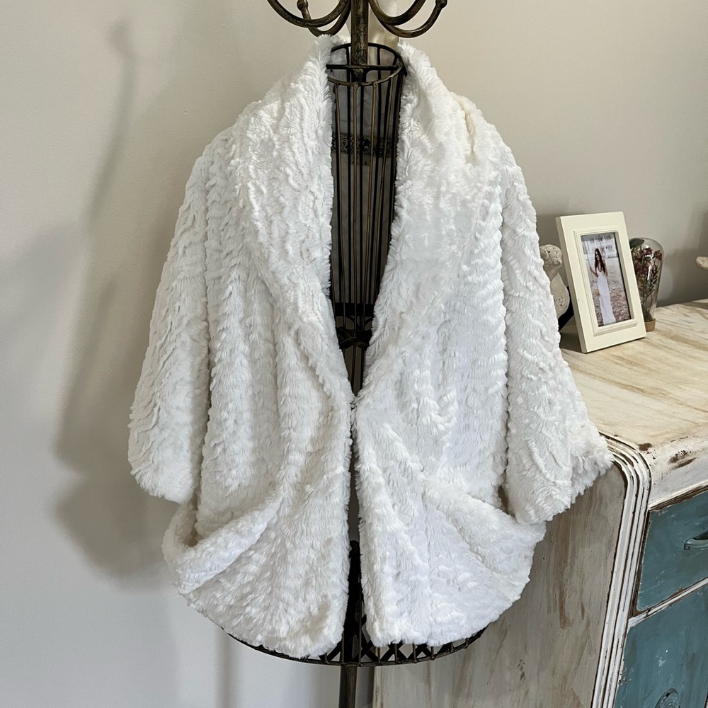 Cozy cream fur jacket with pockets